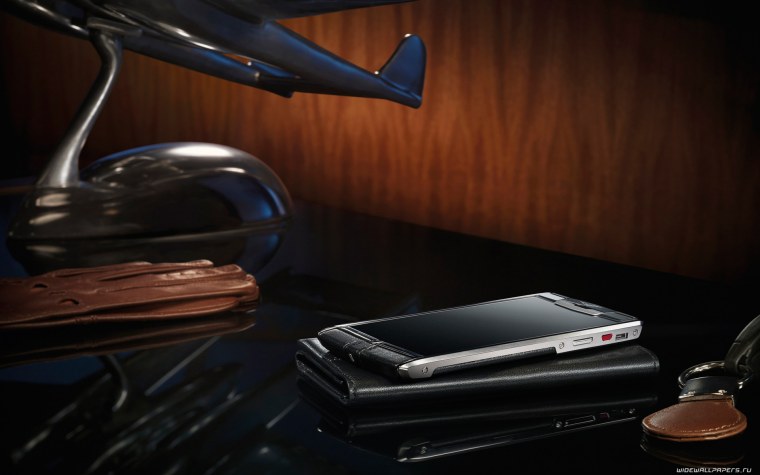 Vertu на столе