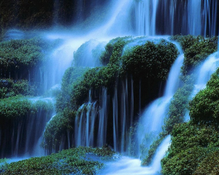 Красивый водопад движущийся