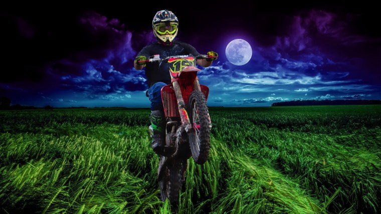 Мотоцикл в поле