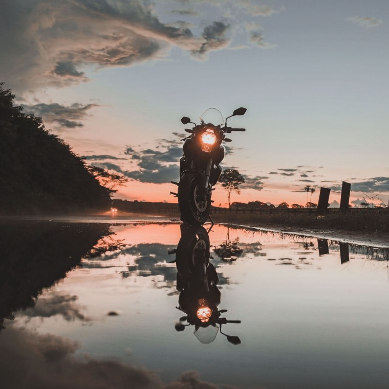 Мотоцикл на рассвете