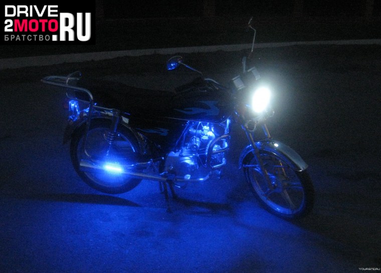 Мопед Альфа ночью