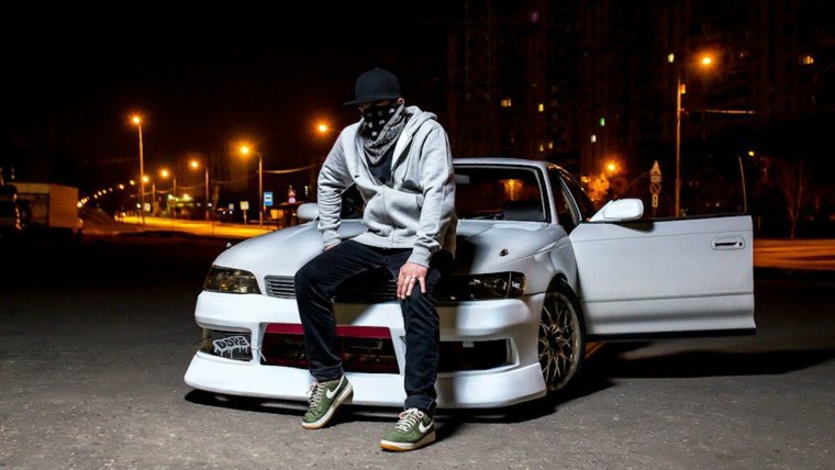 Пацан возле машины