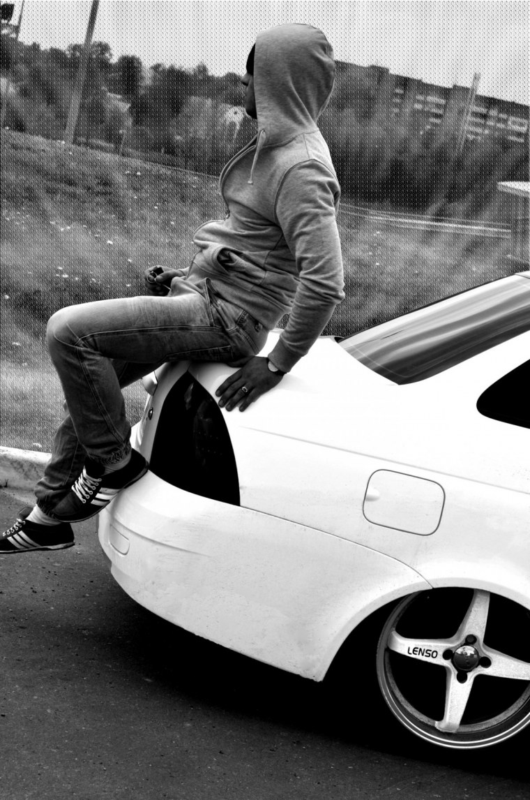 Парень в капюшоне возле машины