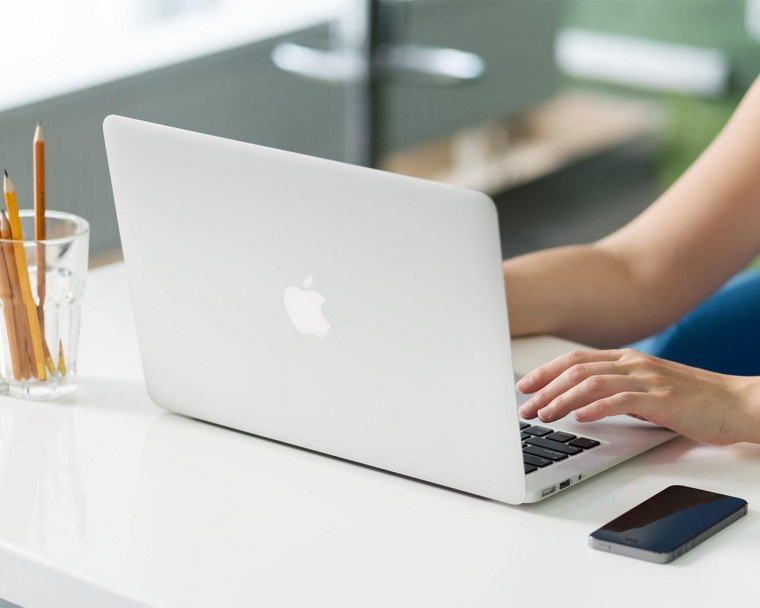 Макбук на столе