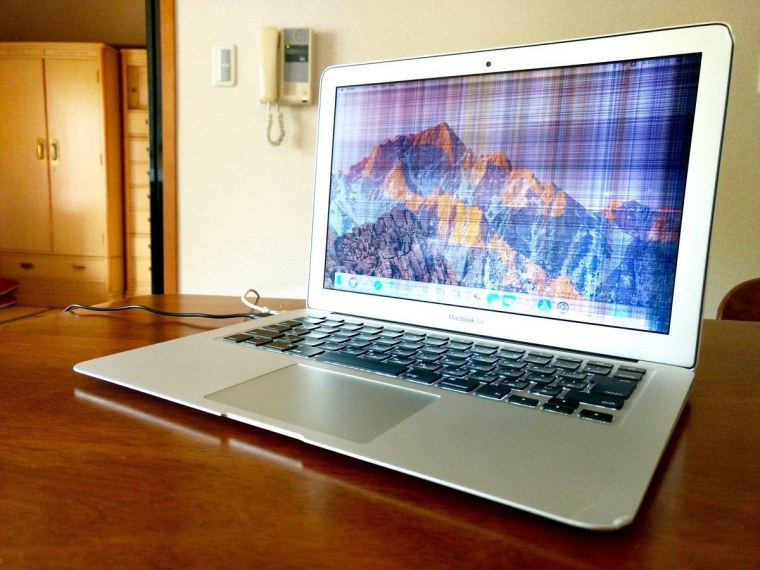 Макбук на столе