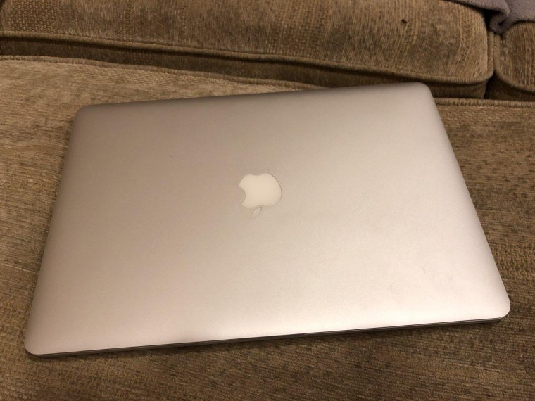 MACBOOK на столе