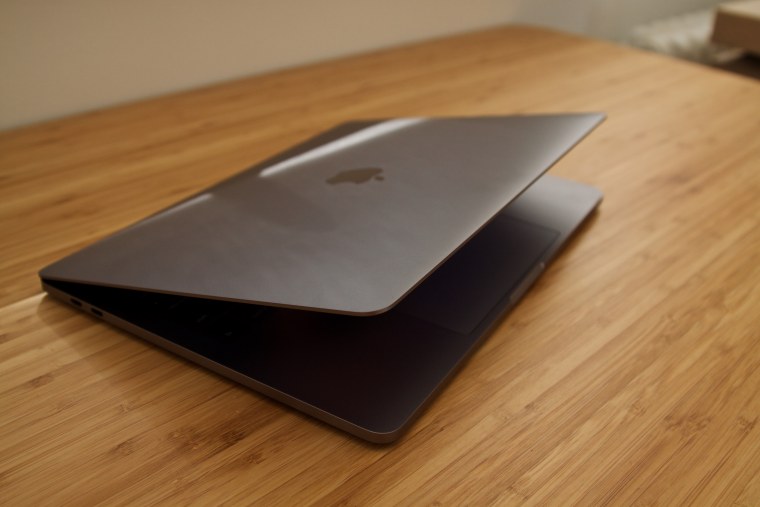 MACBOOK Air на столе