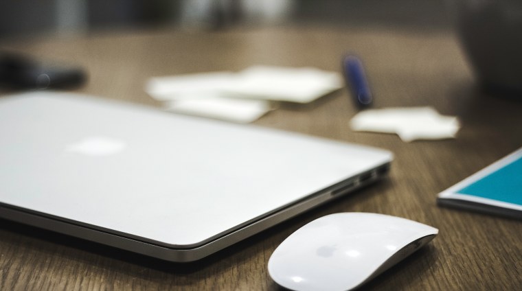 Ноутбук Apple на столе