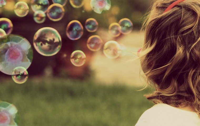 Девушка с мыльными пузырями