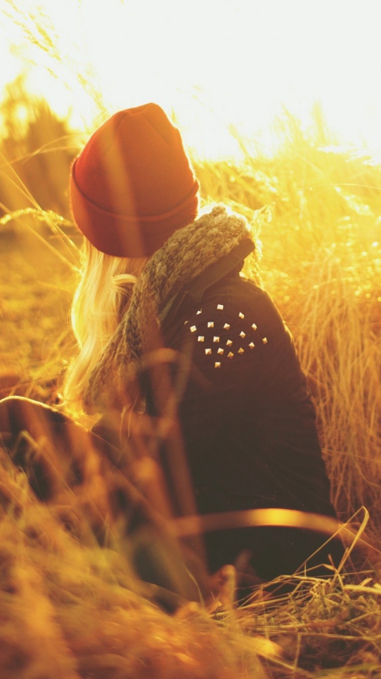 Блондинка на природе со спины