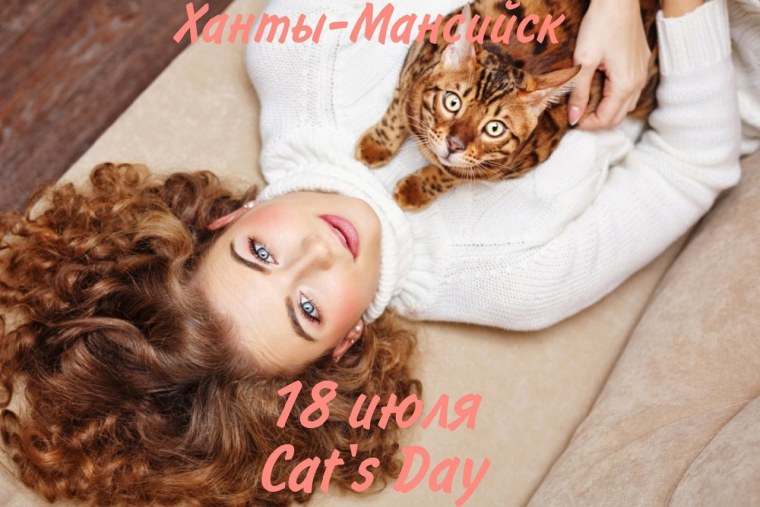 Красивая девушка с кошкой