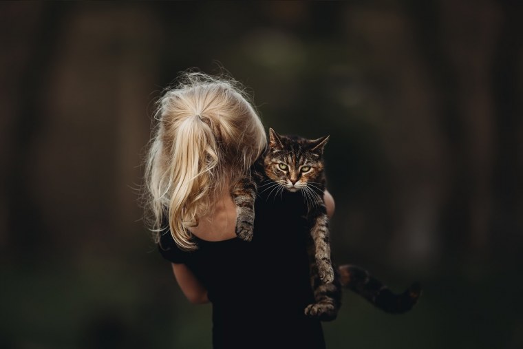 Блондинка с котом