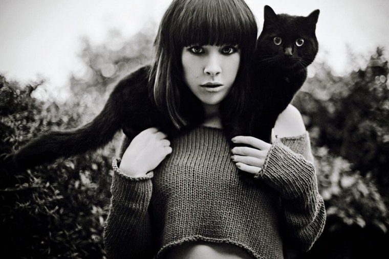 Девушка с черным котом