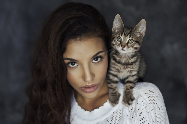 Девушка с котом