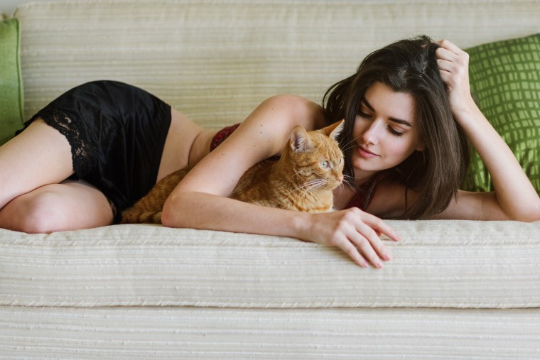 Красивая девушка с котиком