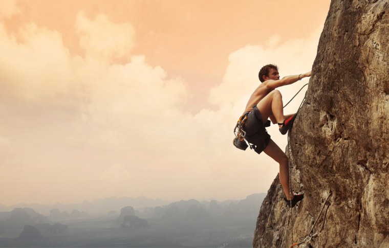 Человек взбирается на гору