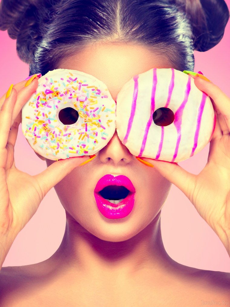 Девушка с пончиками на глазах