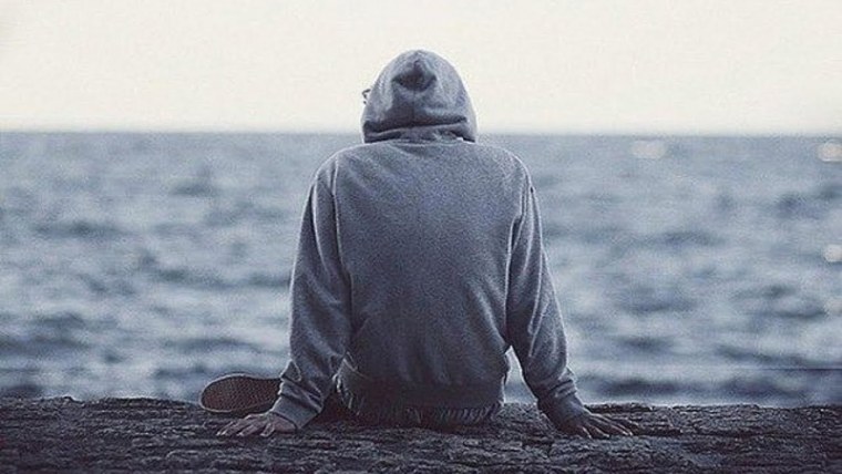 Парень в капюшоне со спины