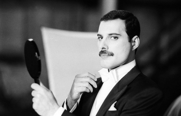 Фредди Меркьюри в смокинге