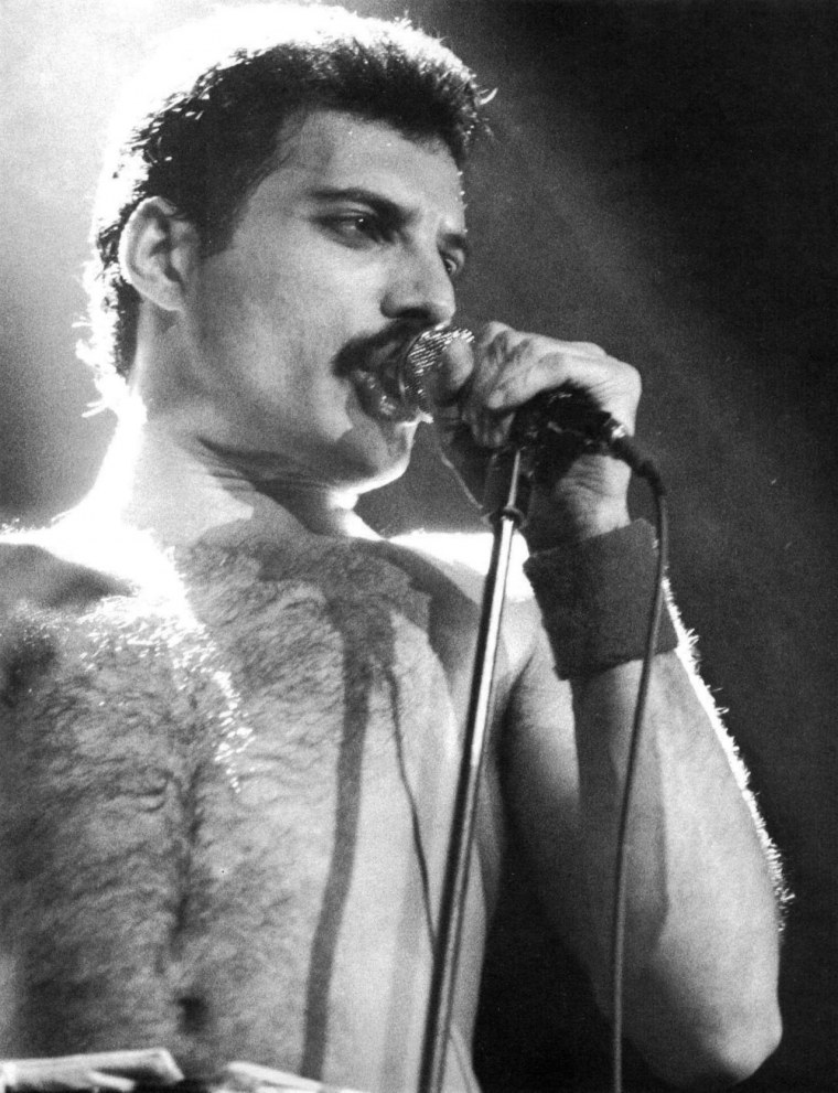 Фредди Меркури с микрофоном