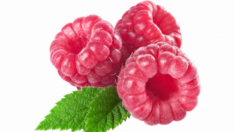 Малина на белом фоне