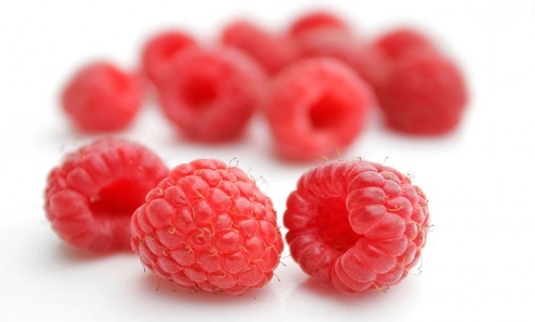 Ягода малина на белом фоне