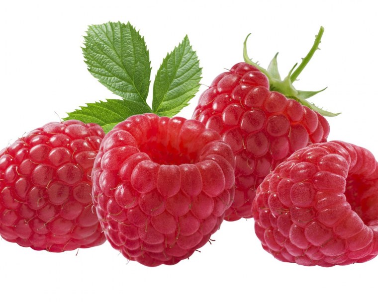 Ягода малина на белом фоне