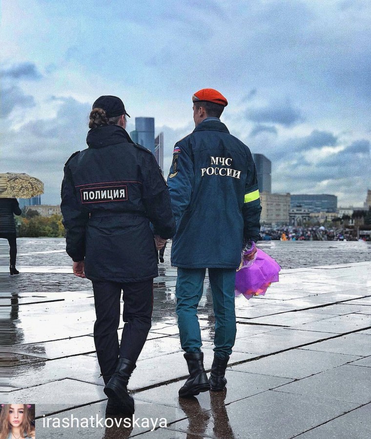 Парни в форме МЧС