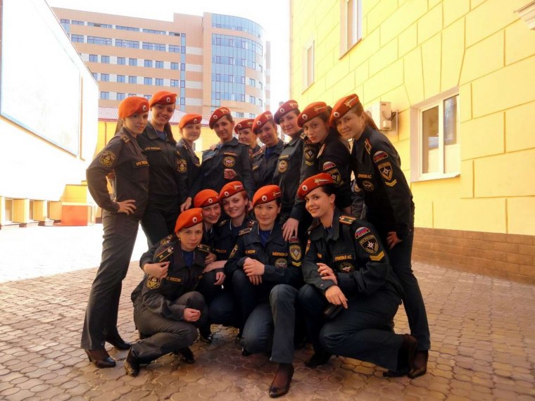 Парни в форме МЧС