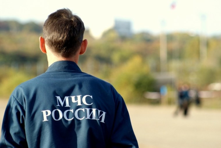 Парень в форме МЧС со спины