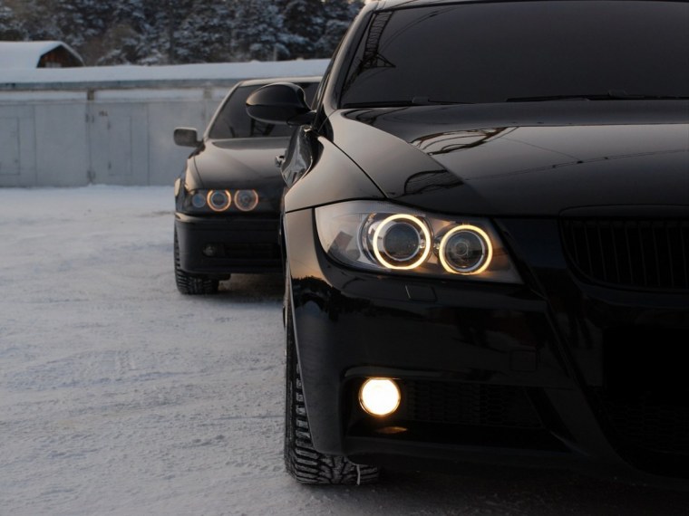 Две черные БМВ