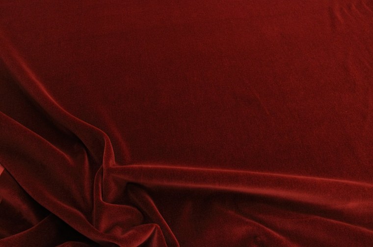 Темно бордовый