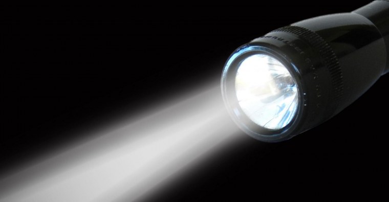 Фонарик светит