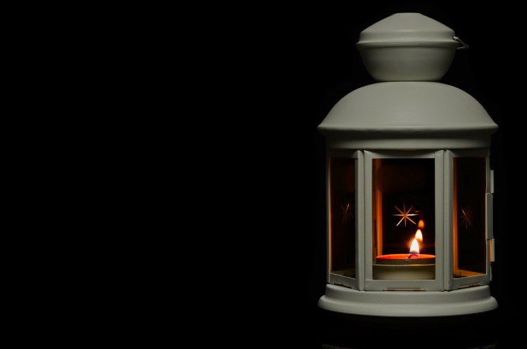 Фонарь на черном фоне