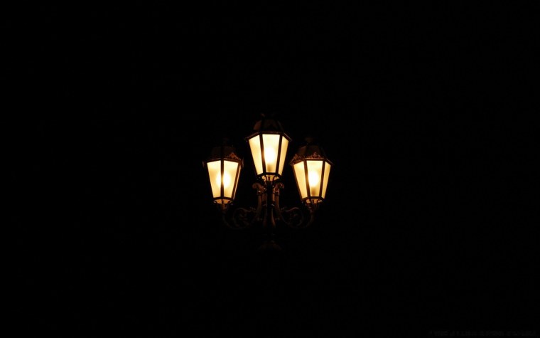 Фонарь на черном фоне