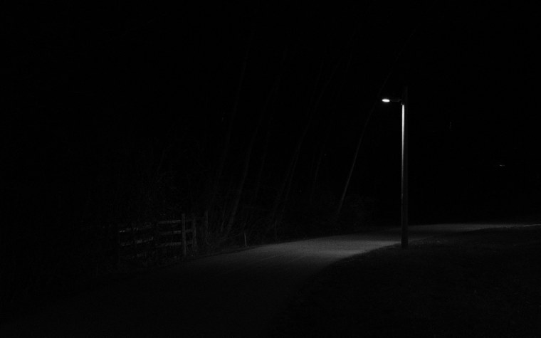 Одинокий фонарь в ночи