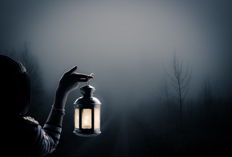 Девушка с фонарём в тумане