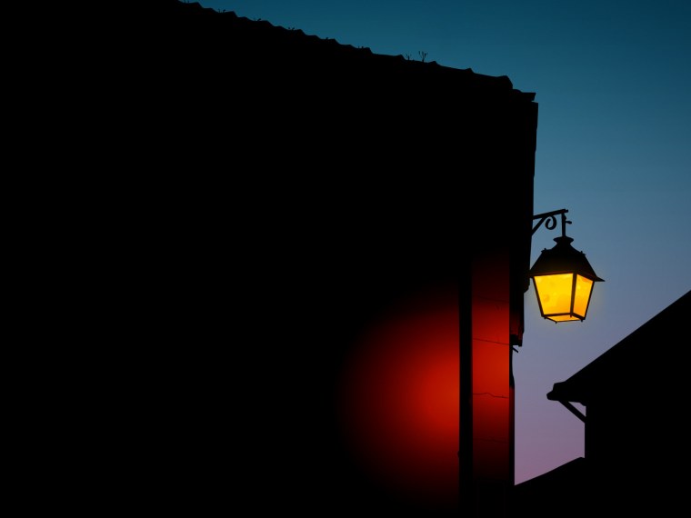 Фонарь на черном фоне