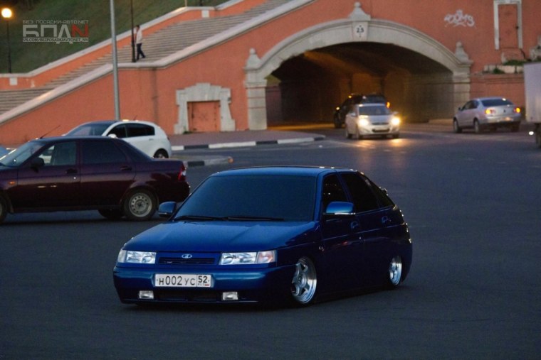 Синяя ВАЗ 2112 занижение