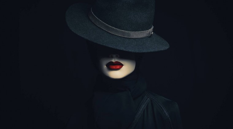 Загадочная девушка в шляпе
