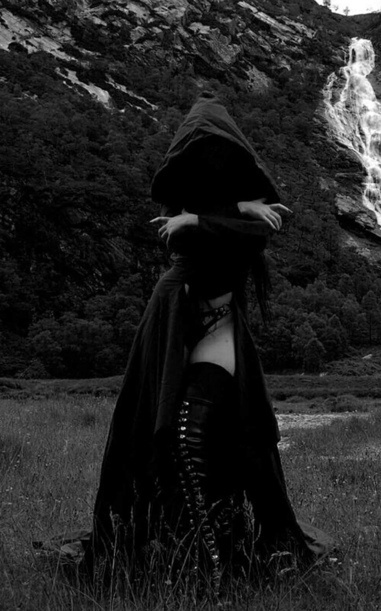 Амонг АС В шляпе ведьмы