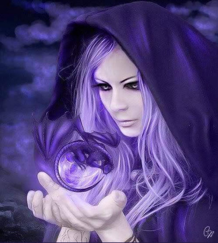 Девушка в капюшоне