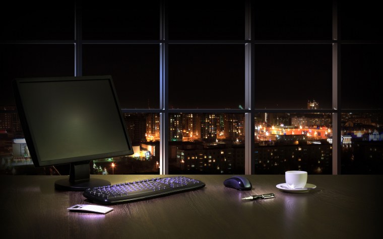 Кабинет с видом на ночной город