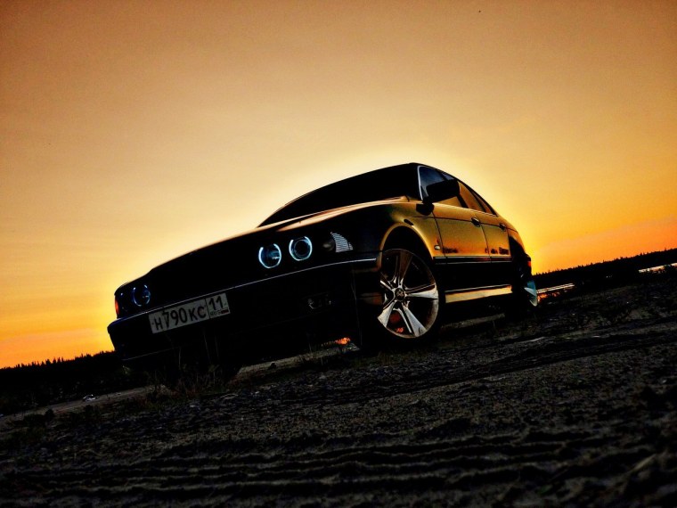 Черная машина на фоне заката