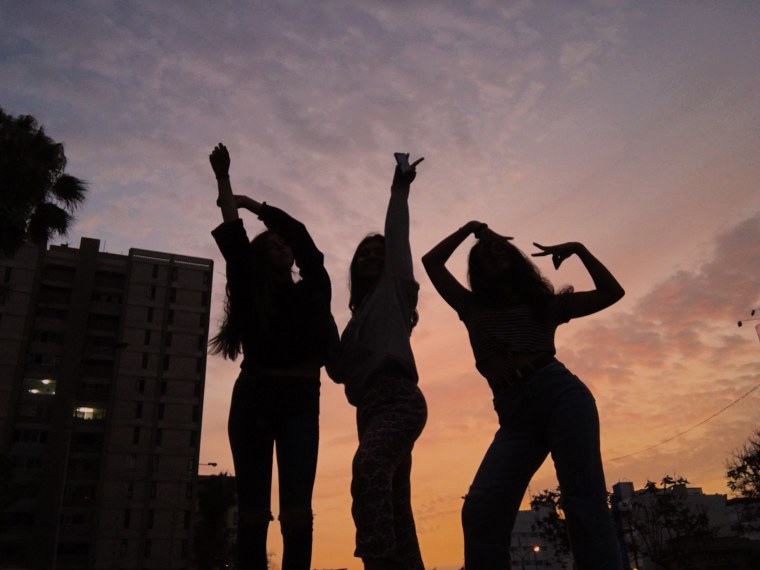 Подруги на тусе