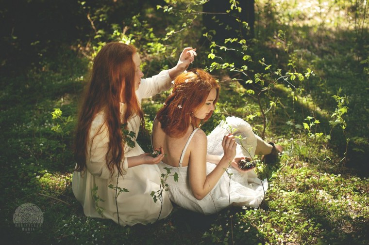 Две девушки фотосессия в лесу