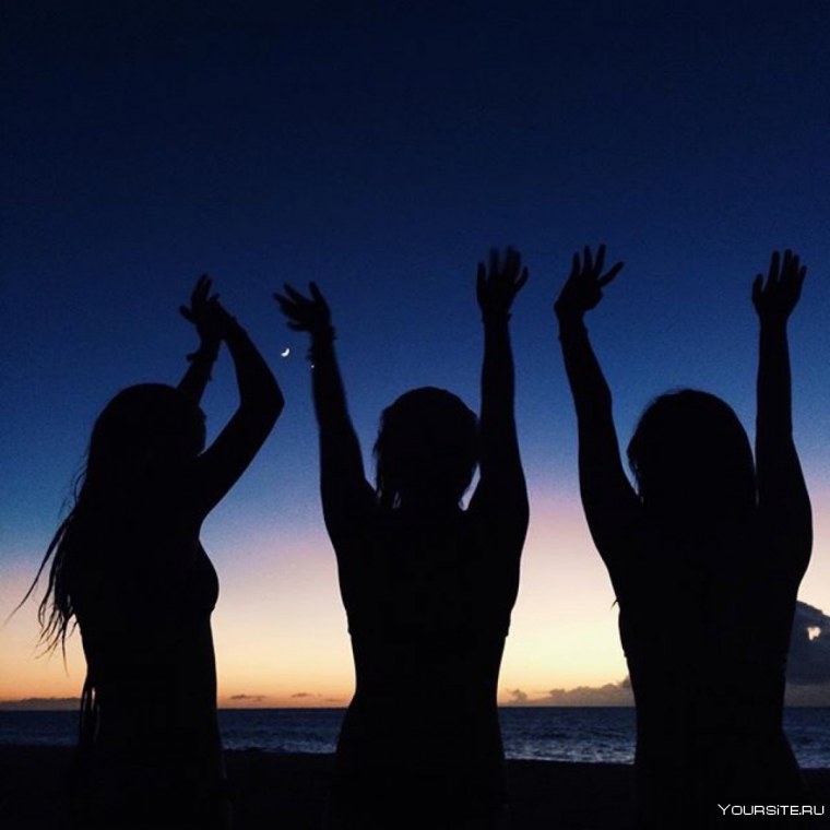 Подруги на закате