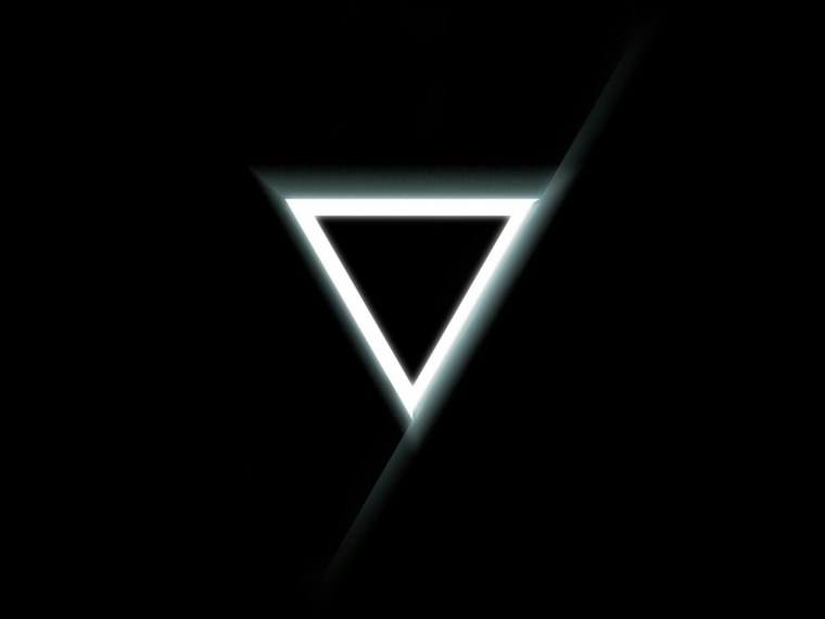Треугольник на черном фоне