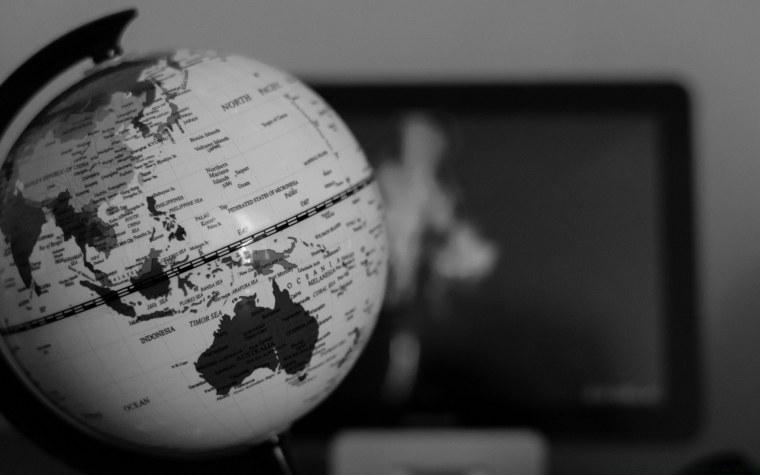 Глобус черно белый