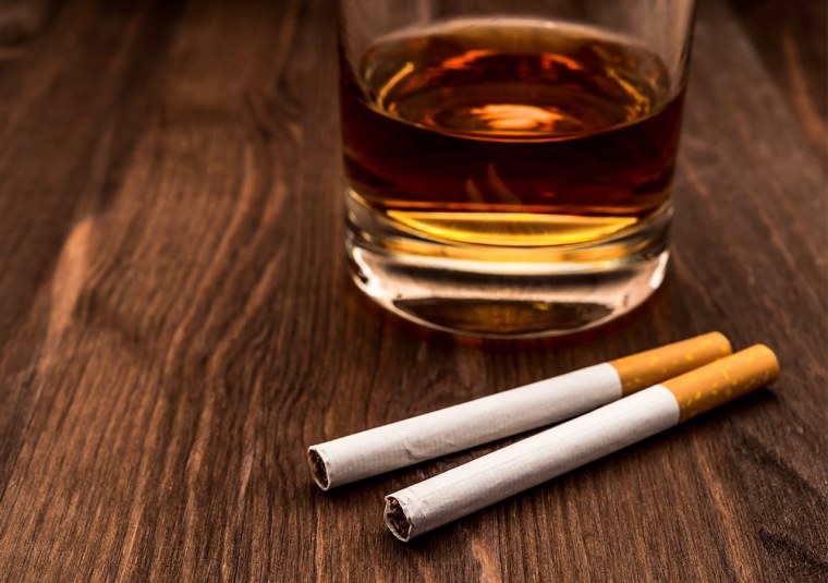 Сигареты Мальборо на столе